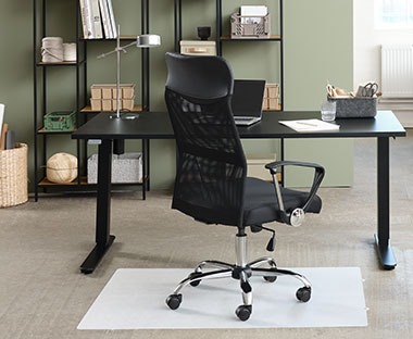 Čierne kancelárske kreslo s čiernym písacím stolíkom