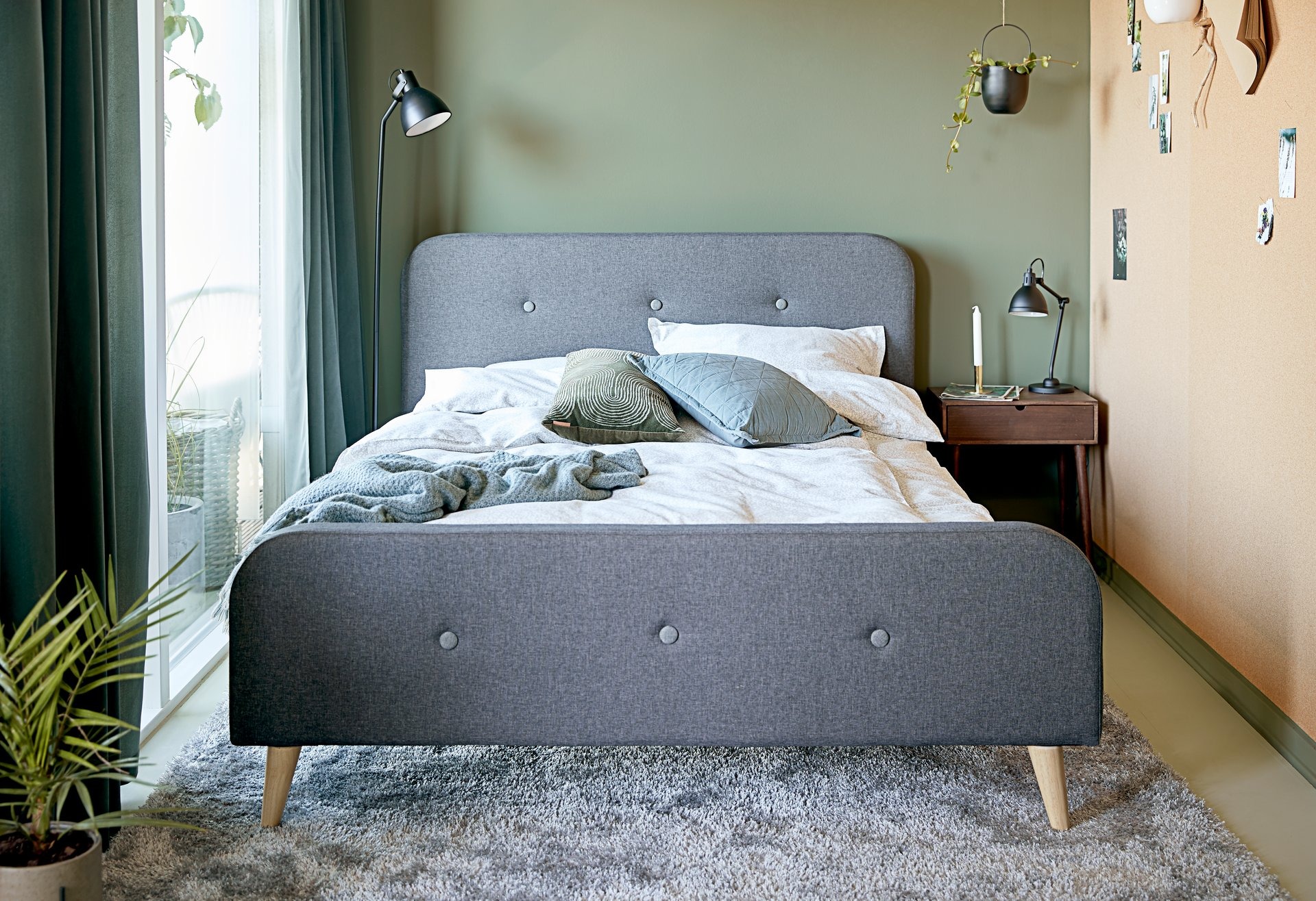 Posteľový rám v sivej farbe v spálni