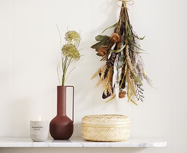 Bordová úzka váza, umelé kvety, sviečka a úložný box