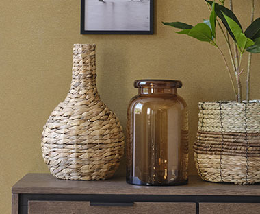 Hnedá sklenená váza a hnedá váza z prírodného materiálu