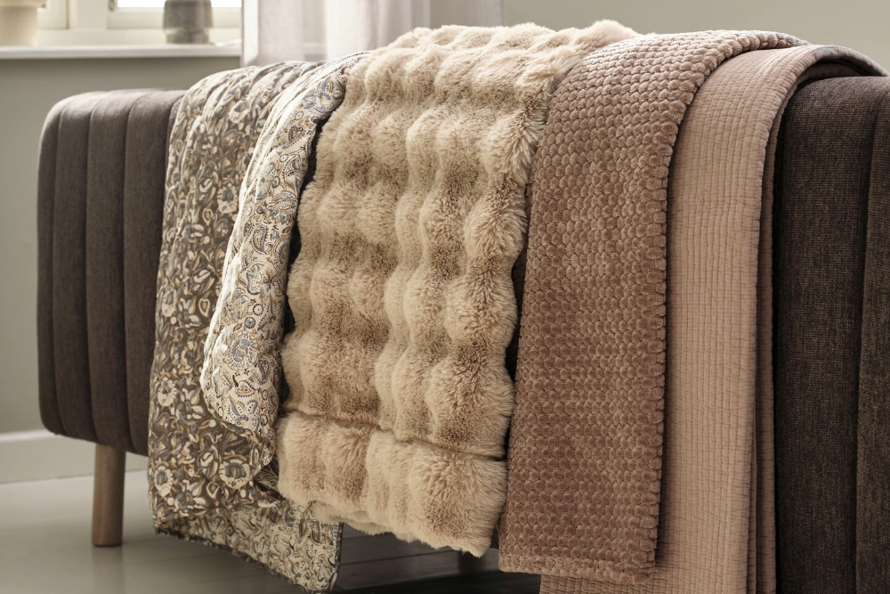 Ozdobné vankúše a deky: zľava až 60 %