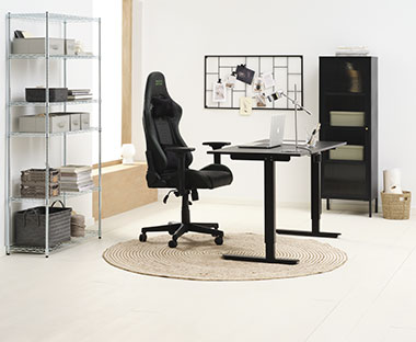 Čierne kancelárske kreslo s herným stolíkom