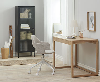 Sivá kancelárska stolička s dreveným písacím stolíkom