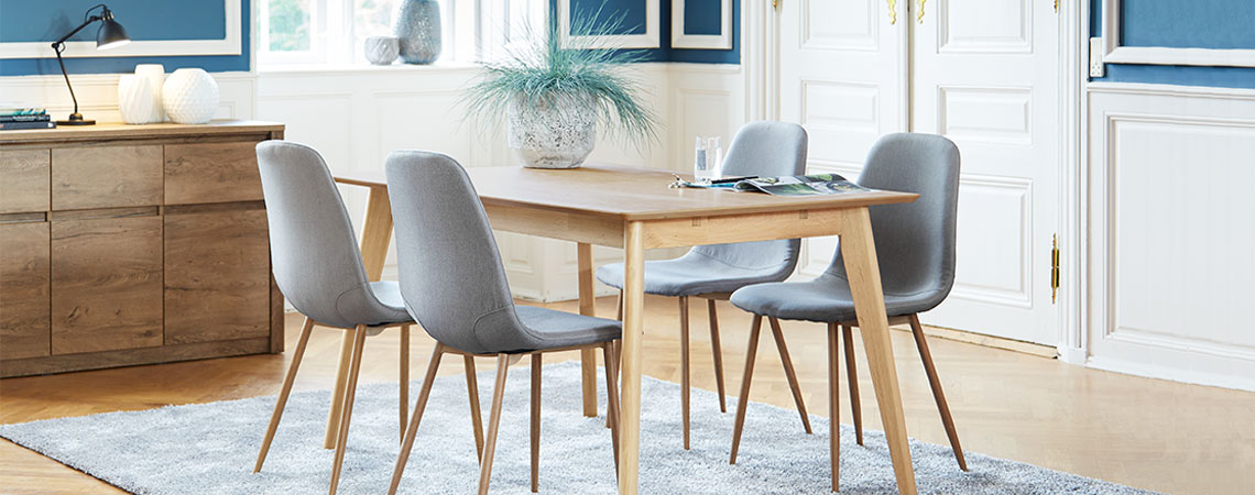 Dubový jedálenský stôl a sivé jedálenské stoličky v elegantnej jedálni
