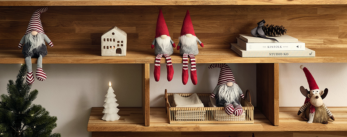Vianoční škriatkovia ako sviatočné dekorácie v obývacej izbe