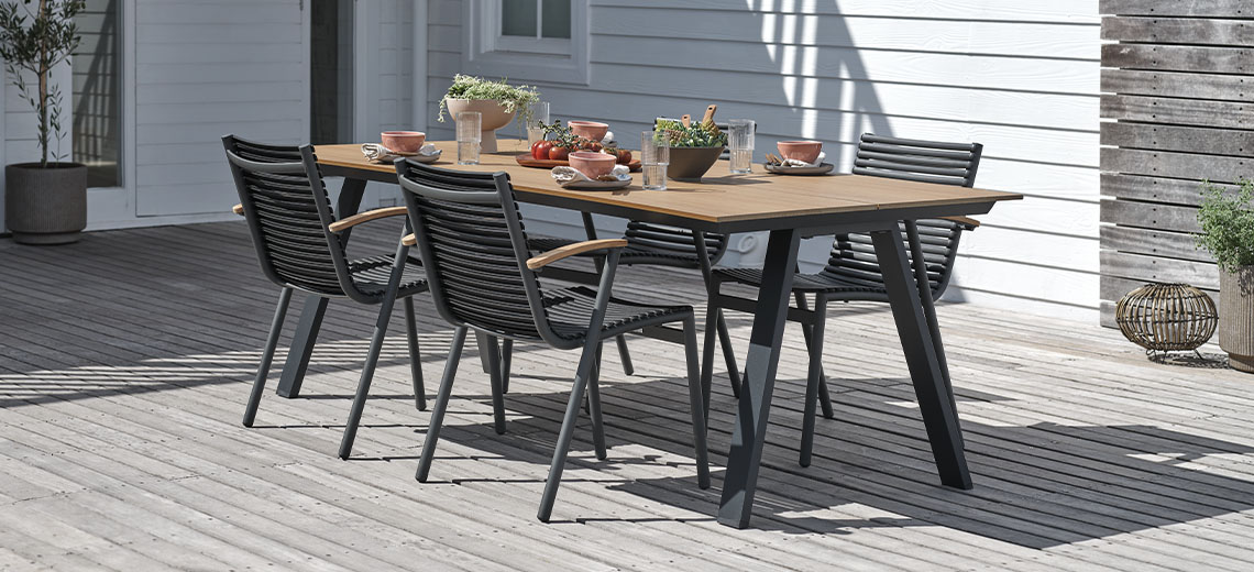 Záhradný stôl a 4 stoličky v čiernej a drevenej farbe na terase