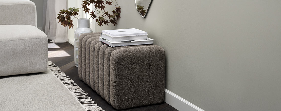 Lavica do predsiene v tmavej pieskovej farbe