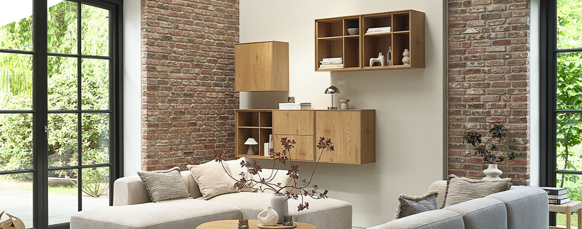 Úložný nábytok pozostávajúci z niekoľkých nástenných skriniek namontovaných na stene v obývacej izbe