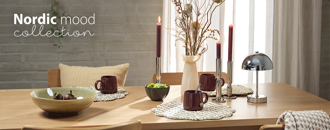 Jedálenský stôl s misami, hrnčekmi, prestieraním, vázou, svietnikmi a lampou na batérie