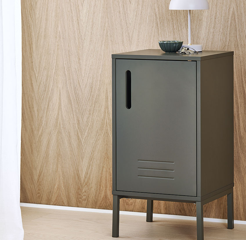 Skrinka GIVE v olivovozelenej farbe Small furniture cabinet in olive green with battery-operated lamp