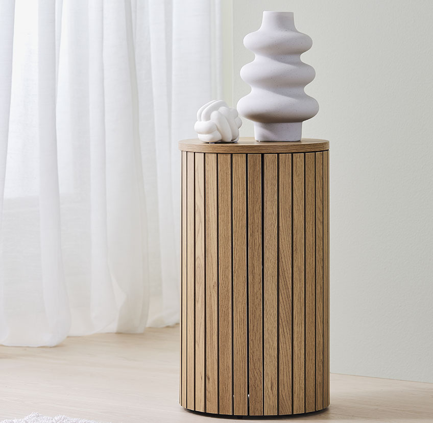 Stojan SPODSBJERG vyrobený z dubu Wooden pedestal made from oak with white vase