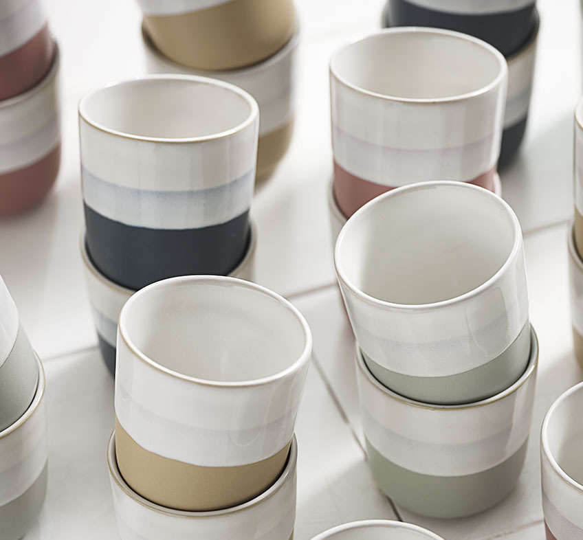 Hrnček FREDERIK v celej škále príjemných odtieňov Porcelánový hrnček s pruhom v rôznych farbách
