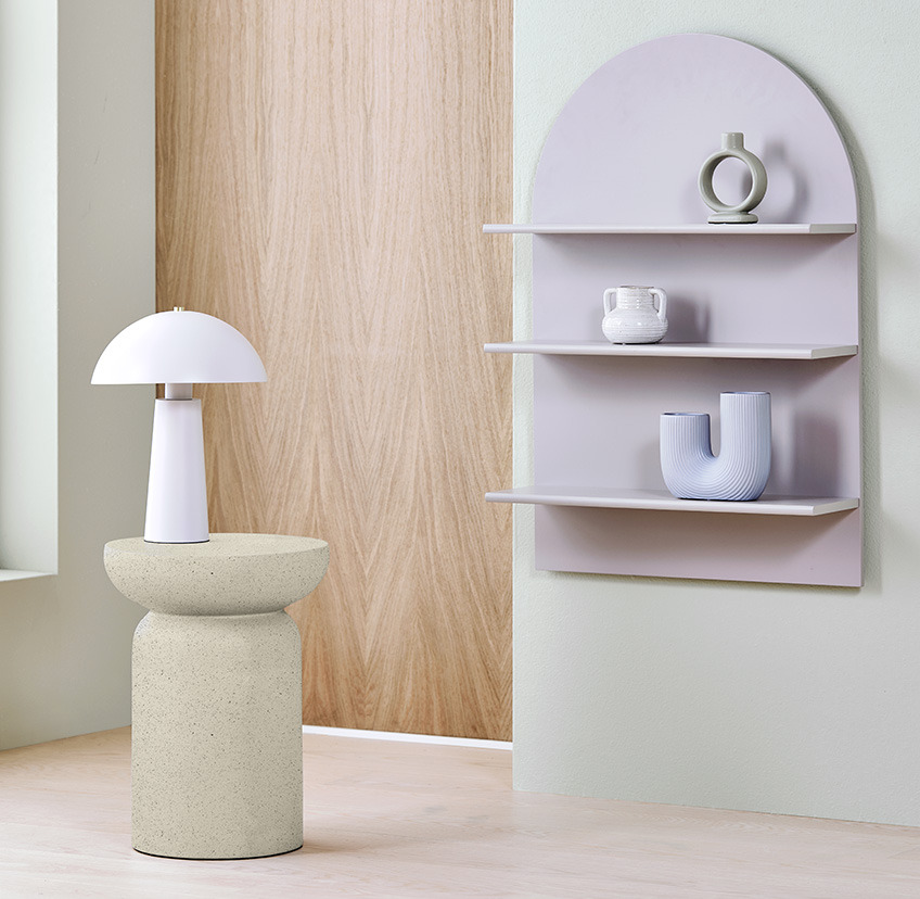 Stolík LYDUM, nástenná polička ALKEN a lampa MARKUS Small side table in beige, white classic lamp, and grey wall shelf with three shelves