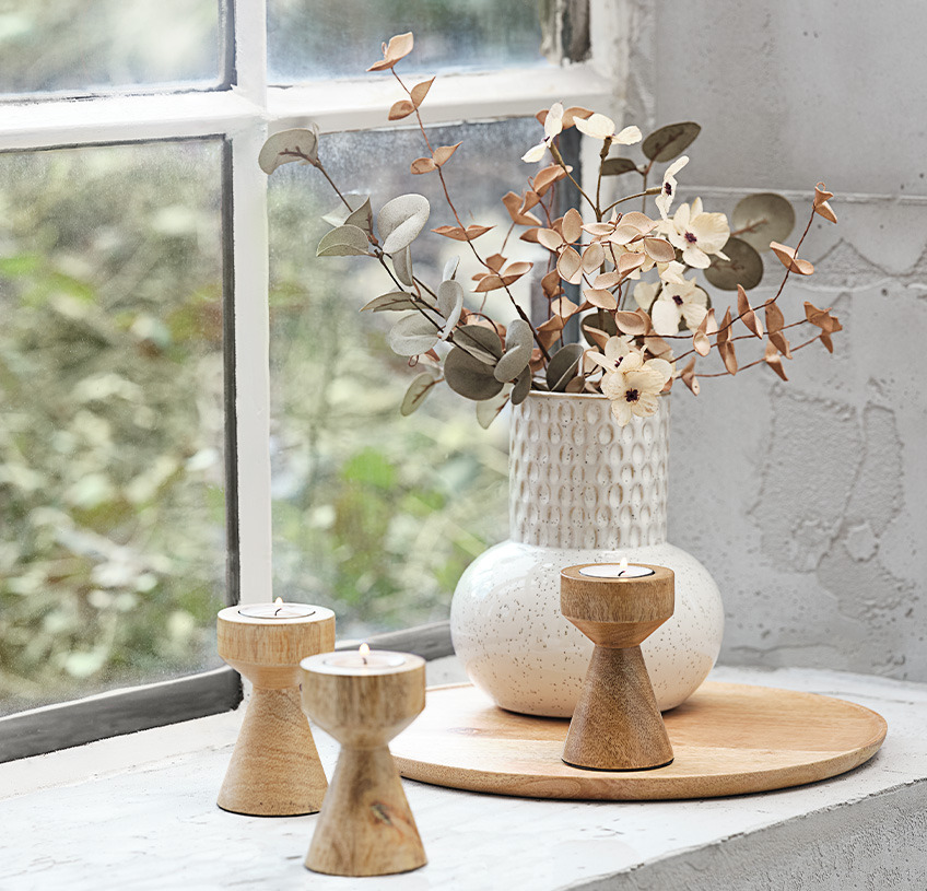 Keramická váza s reliéfom a drevené svietniky
