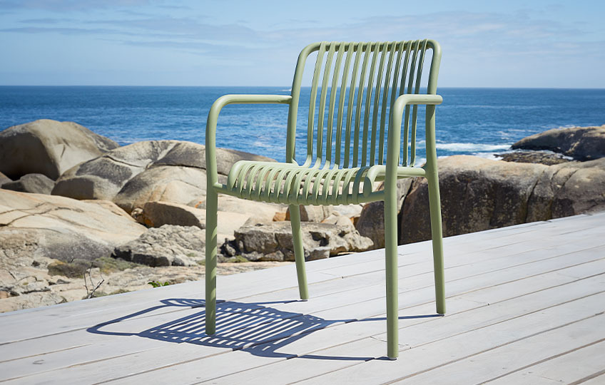 Plastová záhradná stolička v modernom minimalistickom dizajne
