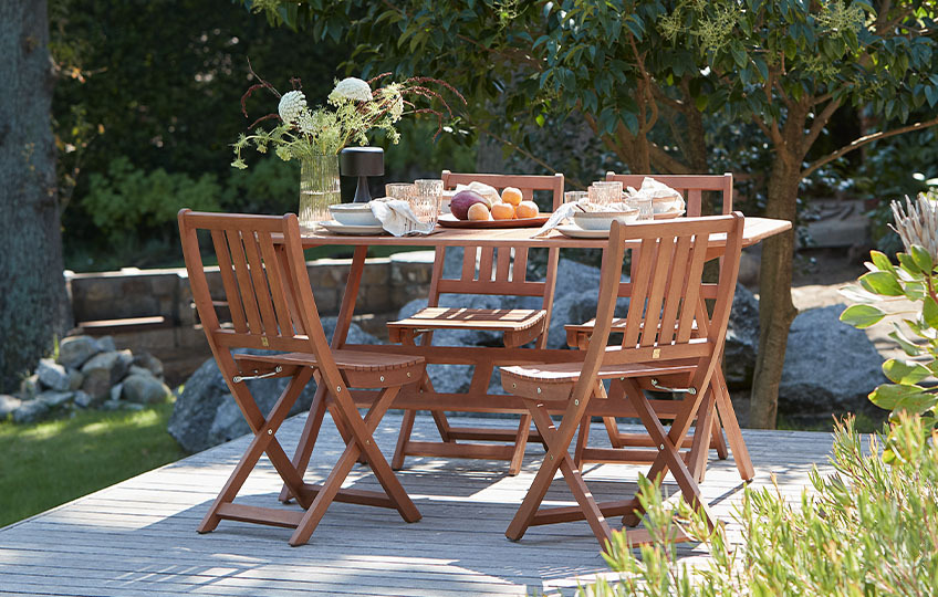 Záhradný stôl a stoličky z masívneho eukalyptu na terase