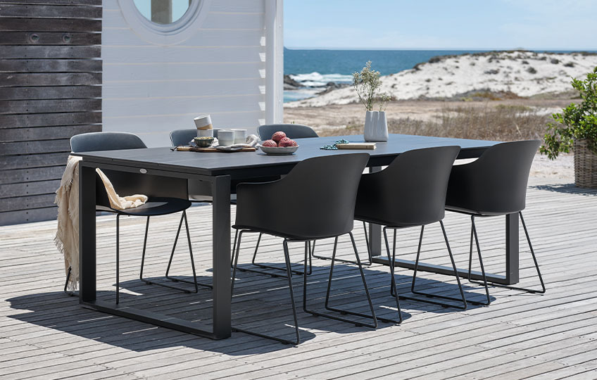 Veľký záhradný stôl a stoličky na plážovej terase