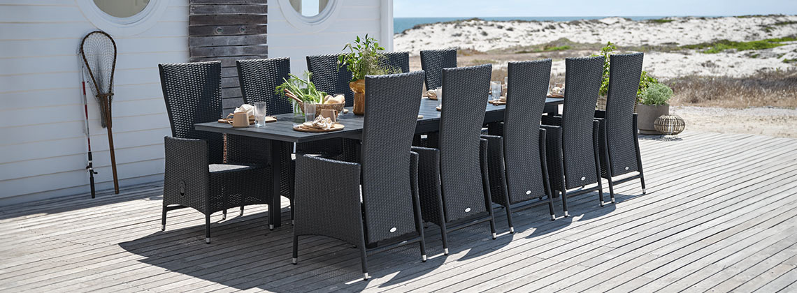 Veľký záhradný stôl pre 10 alebo 12 osôb na plážovej terase
