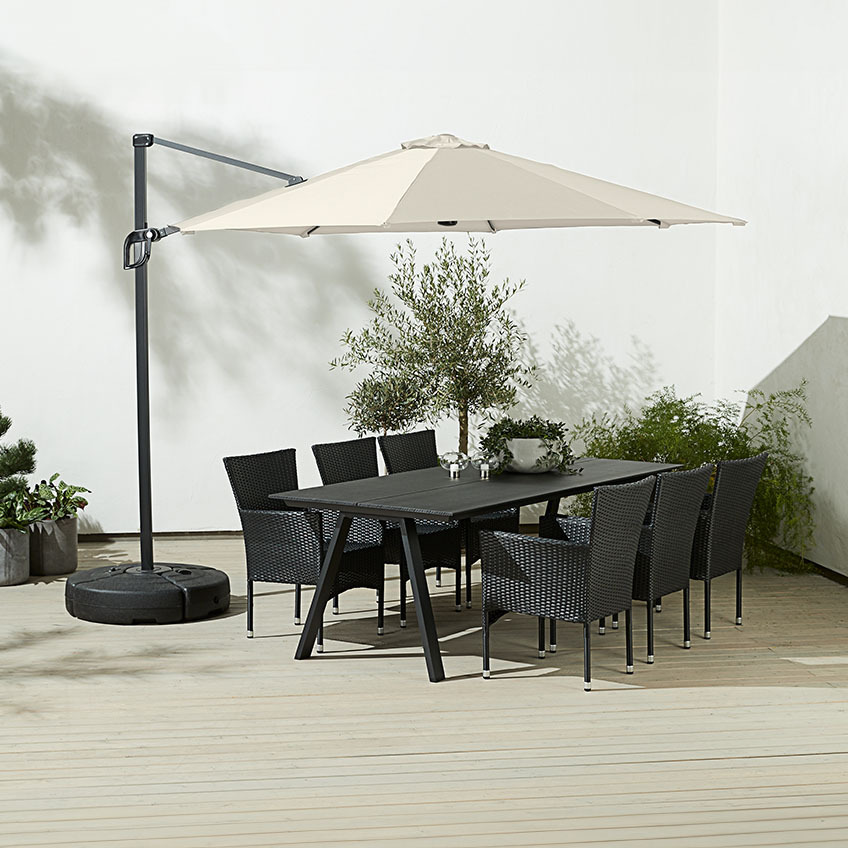 Veľký štvorcový sivobiely závesný slnečník nad vonkajším jedálenským stolom so záhradnými stoličkami