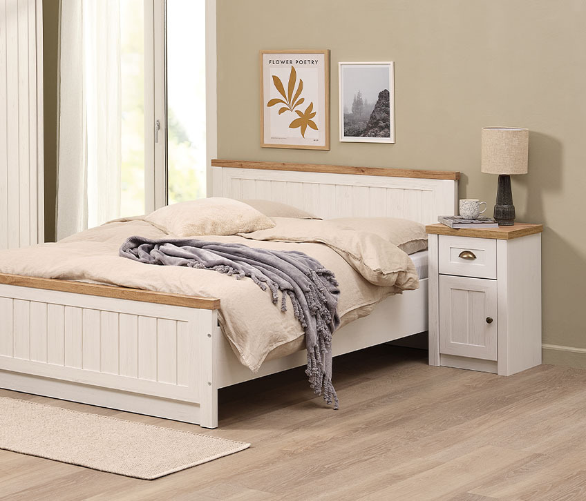 Možnosti úložného priestoru v spálni zahŕňajú rám postele a nočný stolík s možnosťou úložného priestoru v spálni