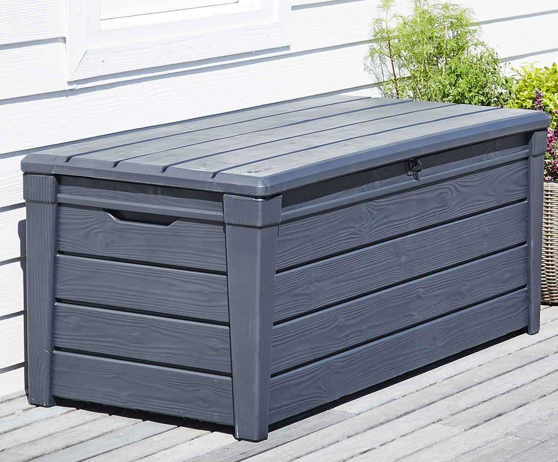 Sivý úložný box na podušky na drevenej terase