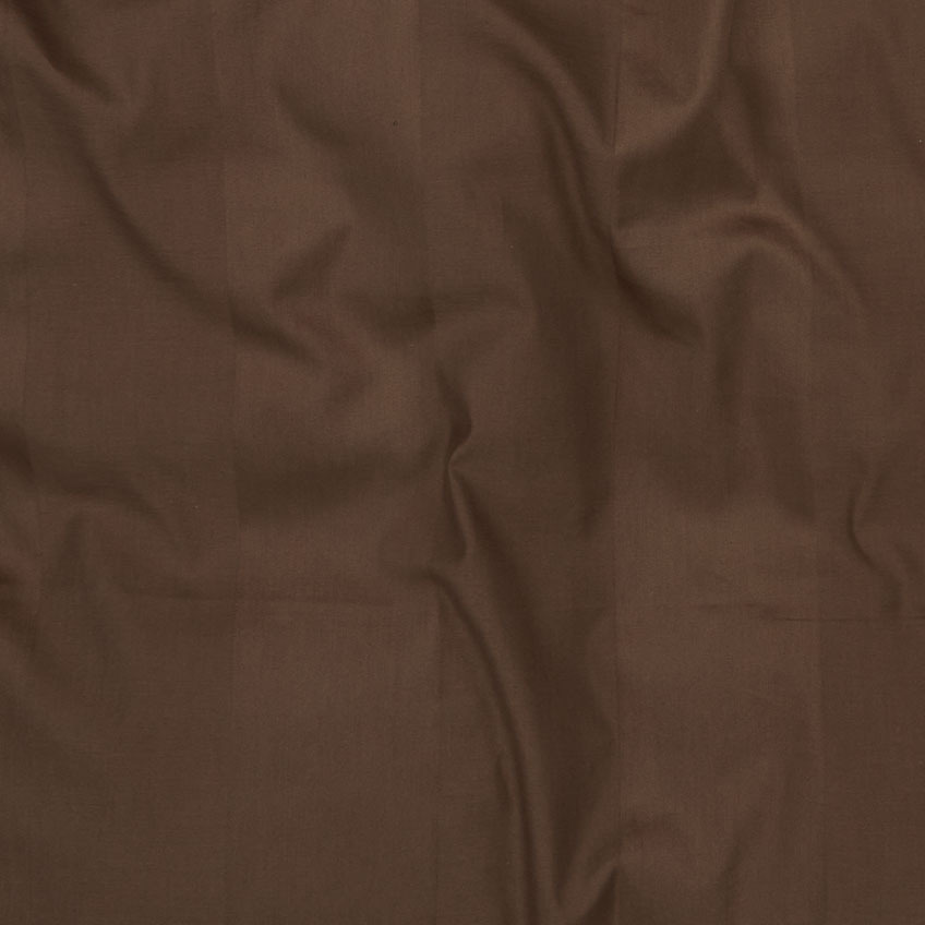 Detailný náhľad na čokoládovo hnedý set obliečok z bavlny, ktoré obsahujú obliečku na paplón a vankúš