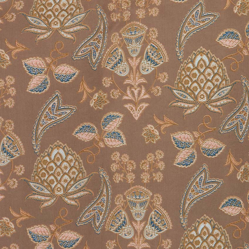 Detailný náhľad na paisley dizajn obliečok v zemitej farebnej palete
