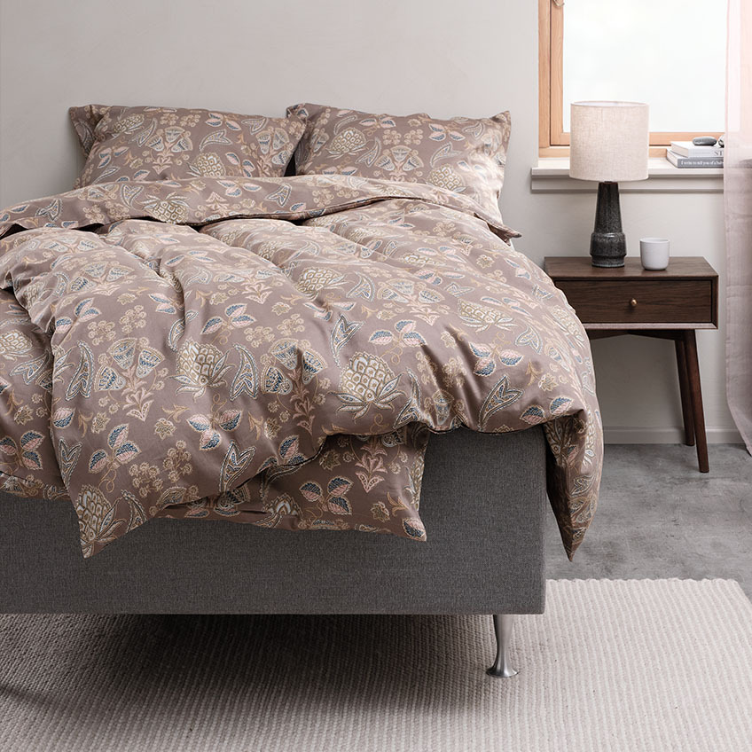 Bavlnené obliečky s paisley vzorom na posteli v spálni