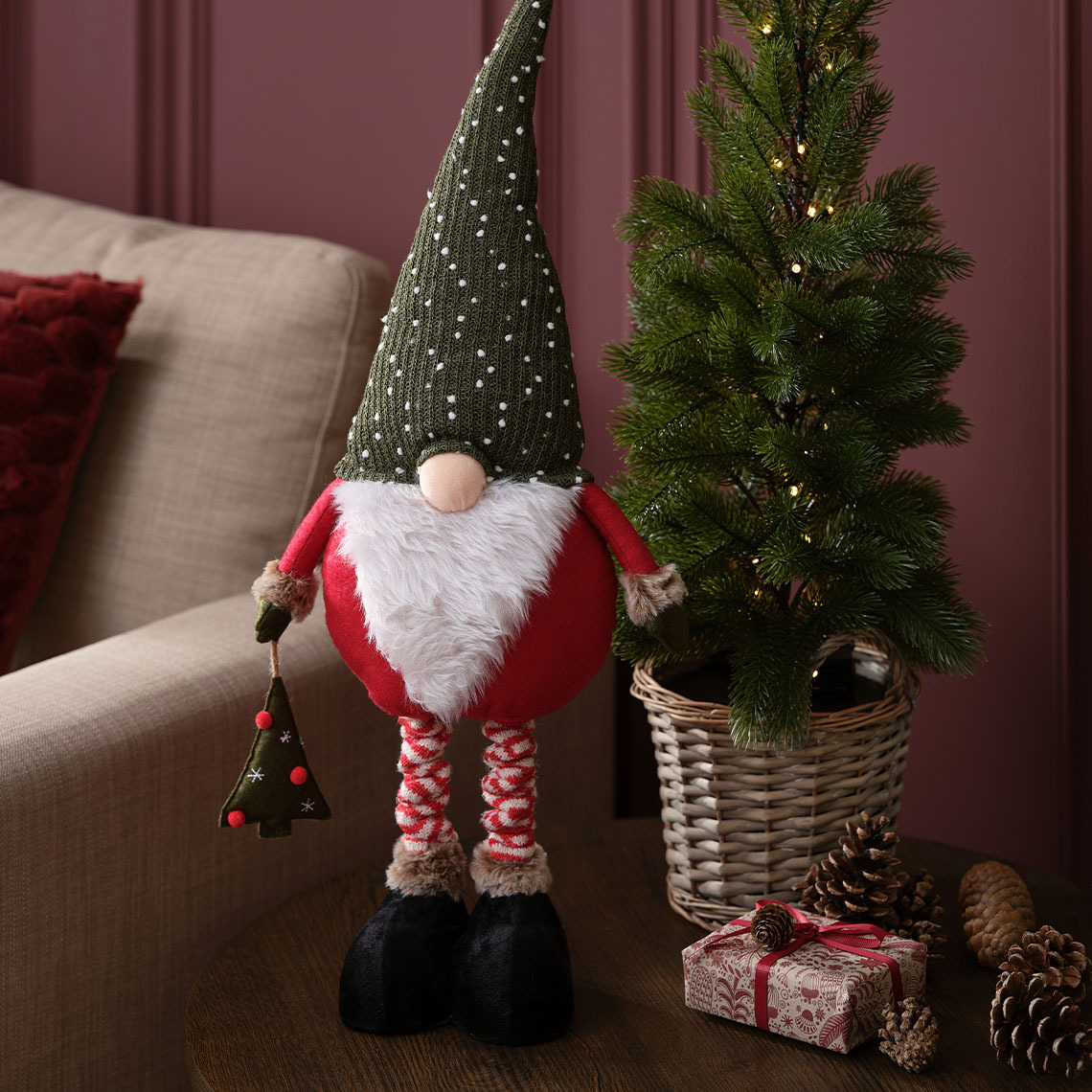 Vianočný škriatok KLUDE má roztomilý gombíkový nos a veľkú bielu bradu Škandinávsky vianočný škriatok s gombíkovým nosom, bielou bradou a zeleným klobúkom