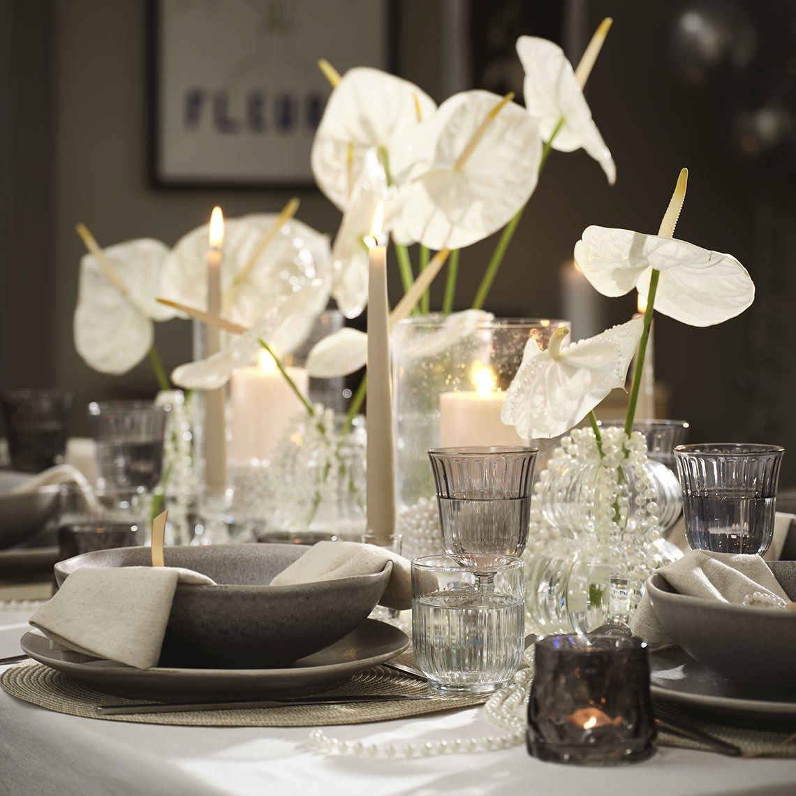 Slávnostný stôl s dekoráciami a taniermi