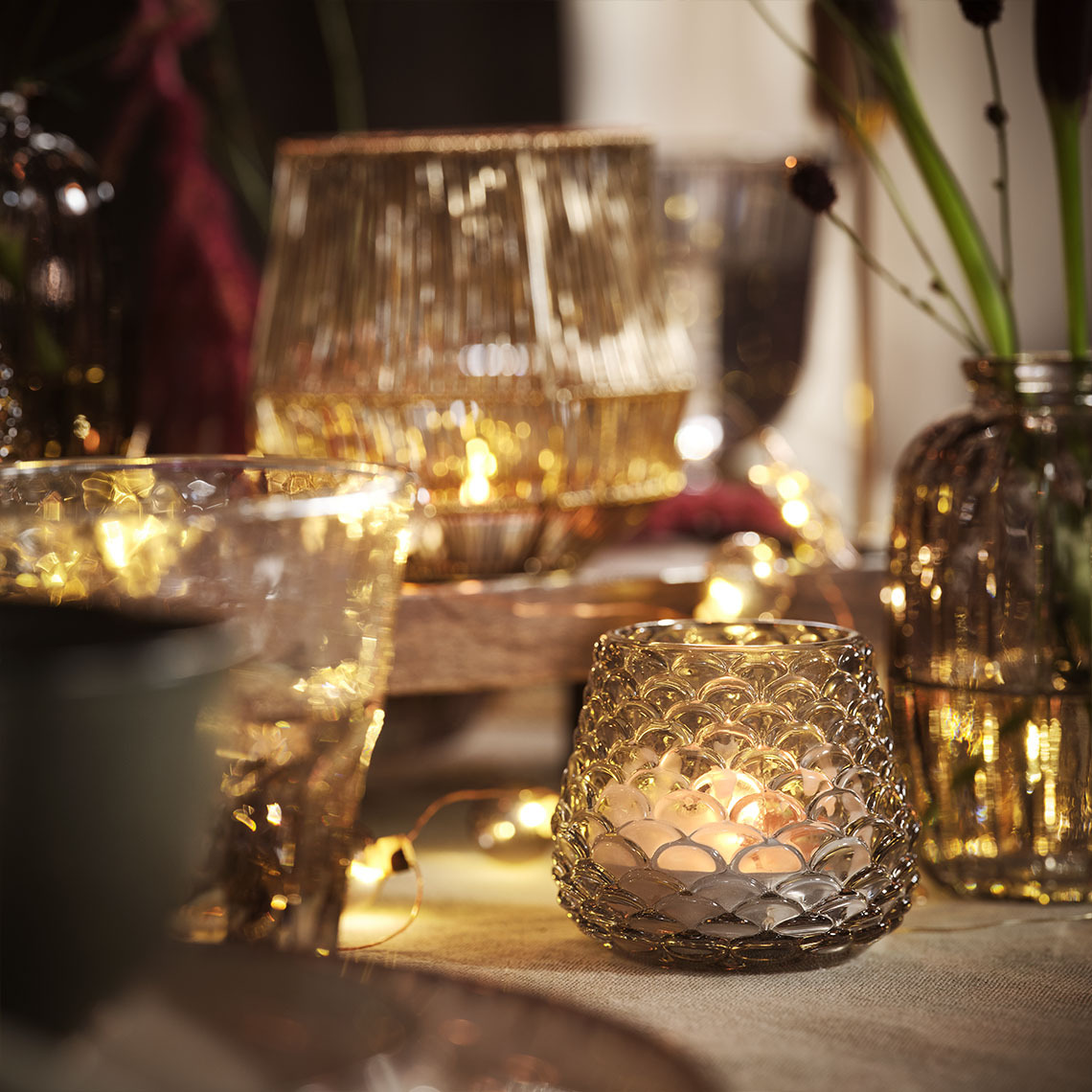 Svietnik na prestretom stole