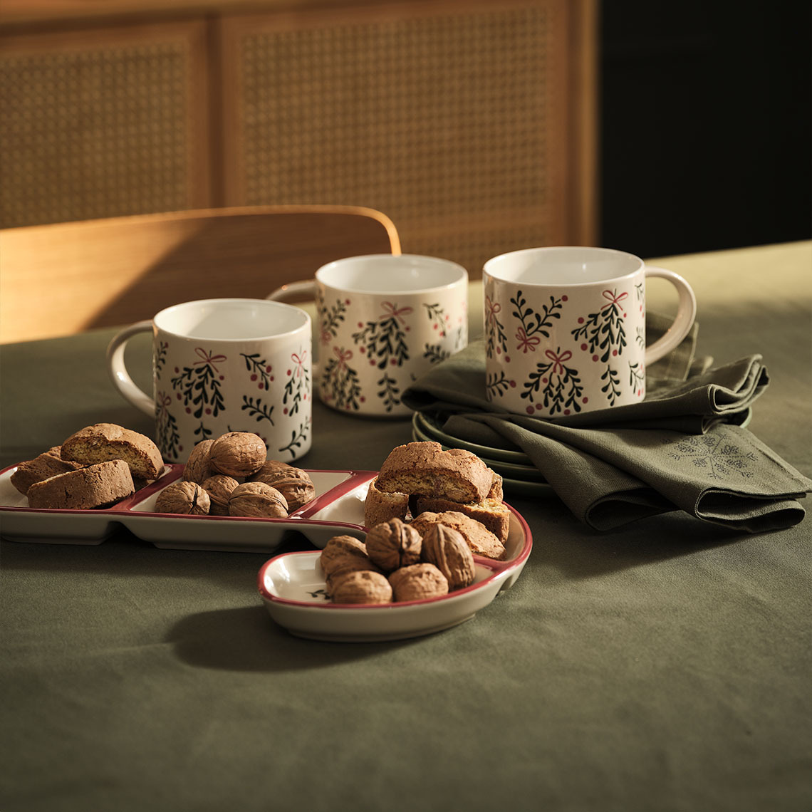 Vianočné hrnčeky, misky a sviečky na stole