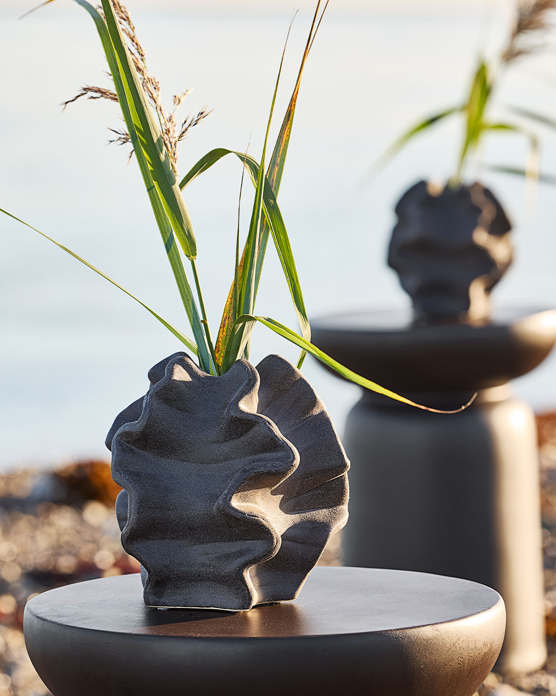 Váza v organickom tvare na pláži