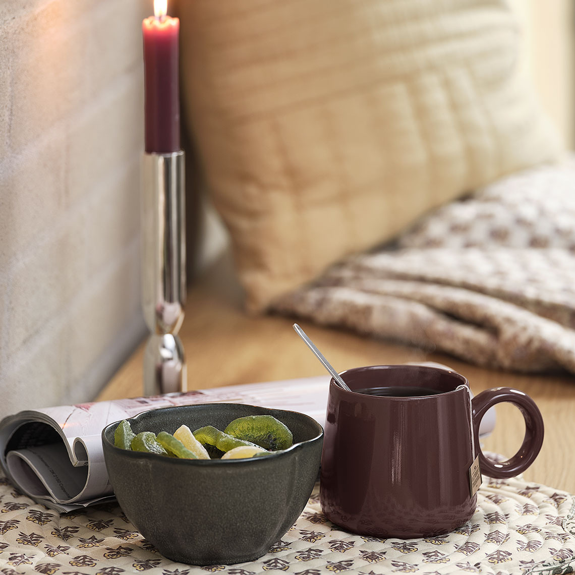 Misa a hrnček na priestieraní