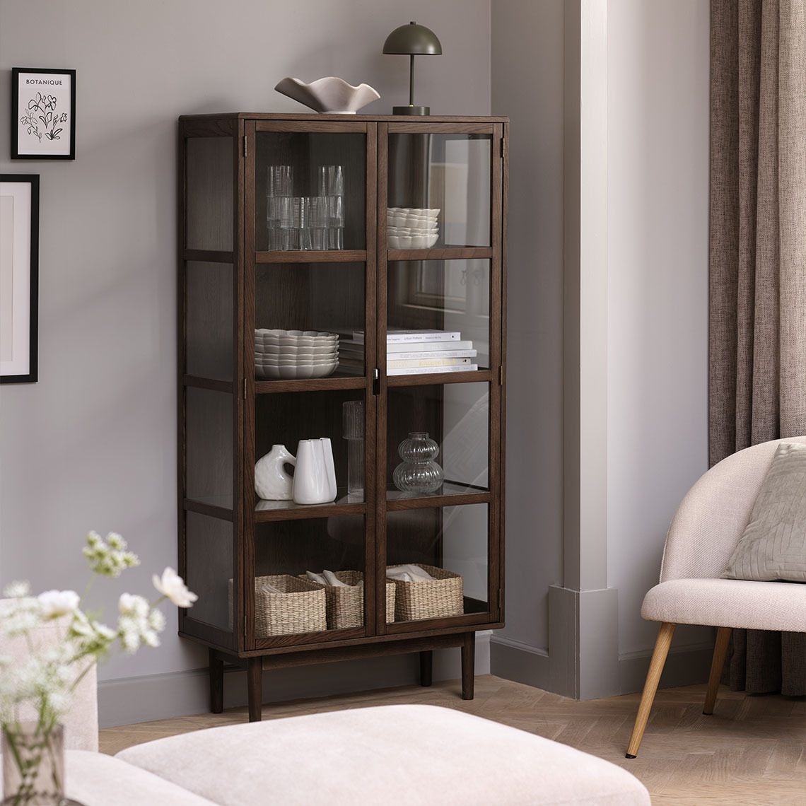 VESTERBY vysoká vitrína vyrobená z masívneho duba FSC® a dubovej dyhy v tmavej farbe Vysoká vitrína vyrobená z masívneho duba FSC® a dubovej dyhy v tmavej farbe