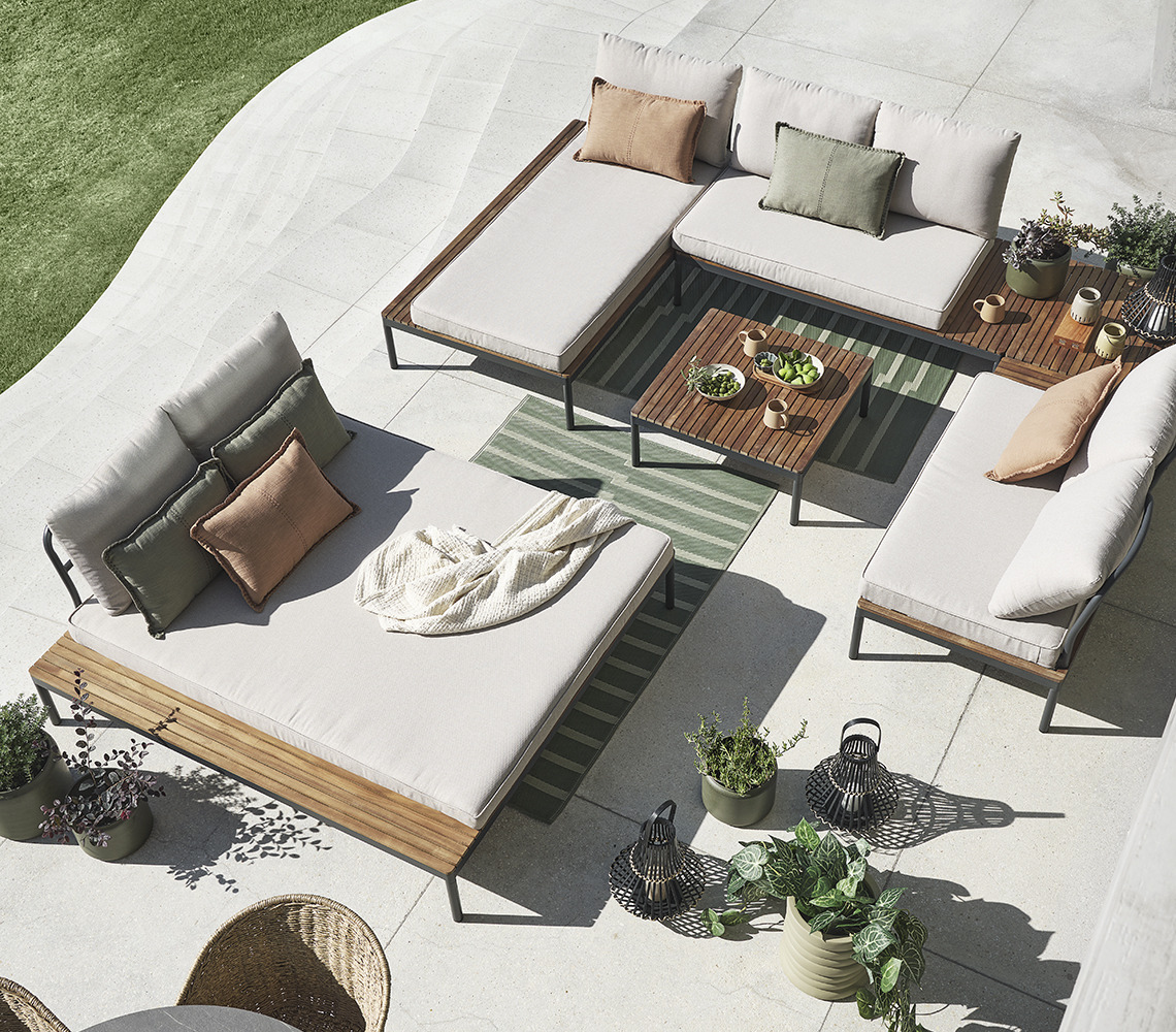 HOU modulová pohovka v nekonečno kombináciach Zoskupené modulárne pohovky so záhradným stolom