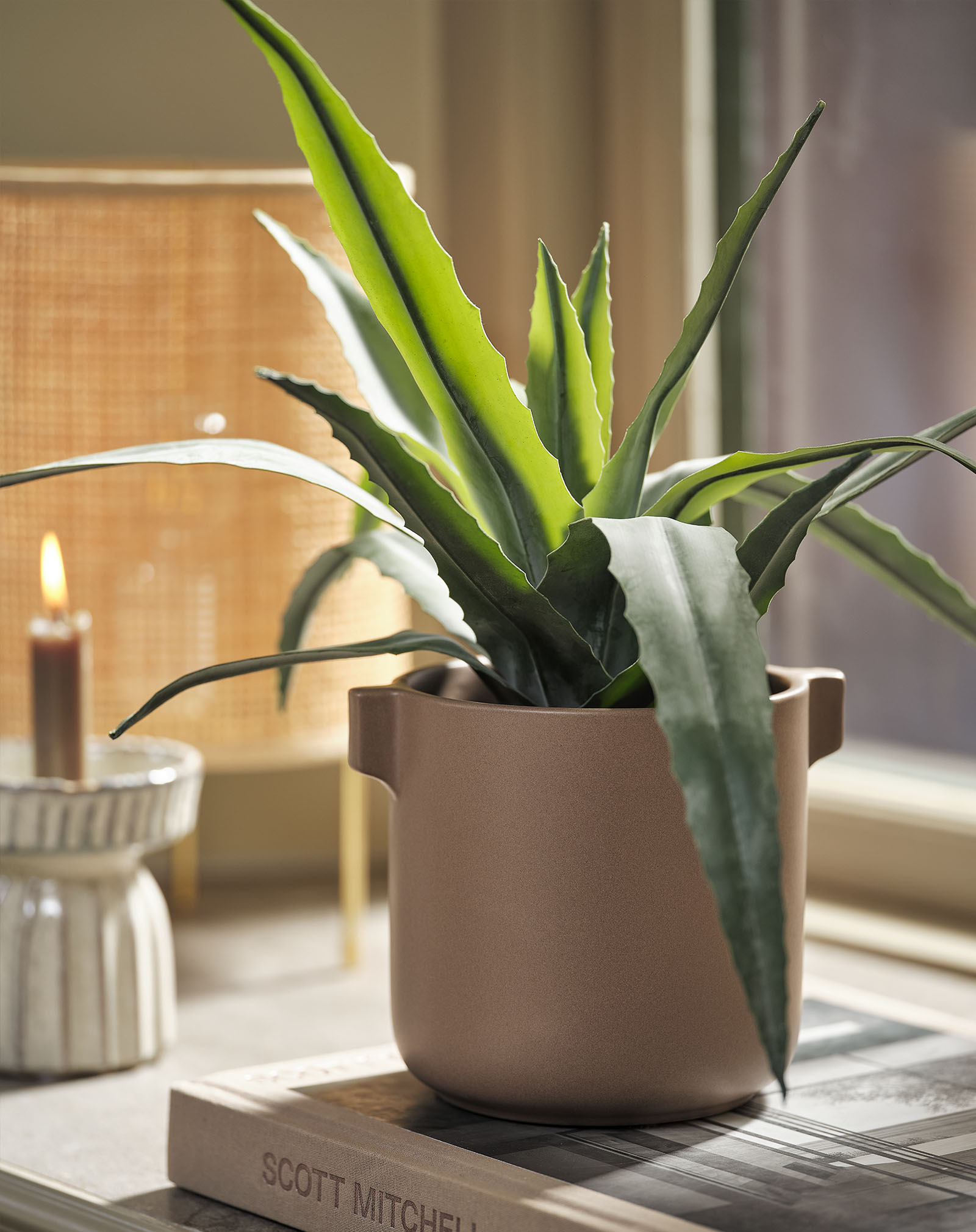 Umelá imitácia sýtozelenej rastliny aloe vera v kvetináči