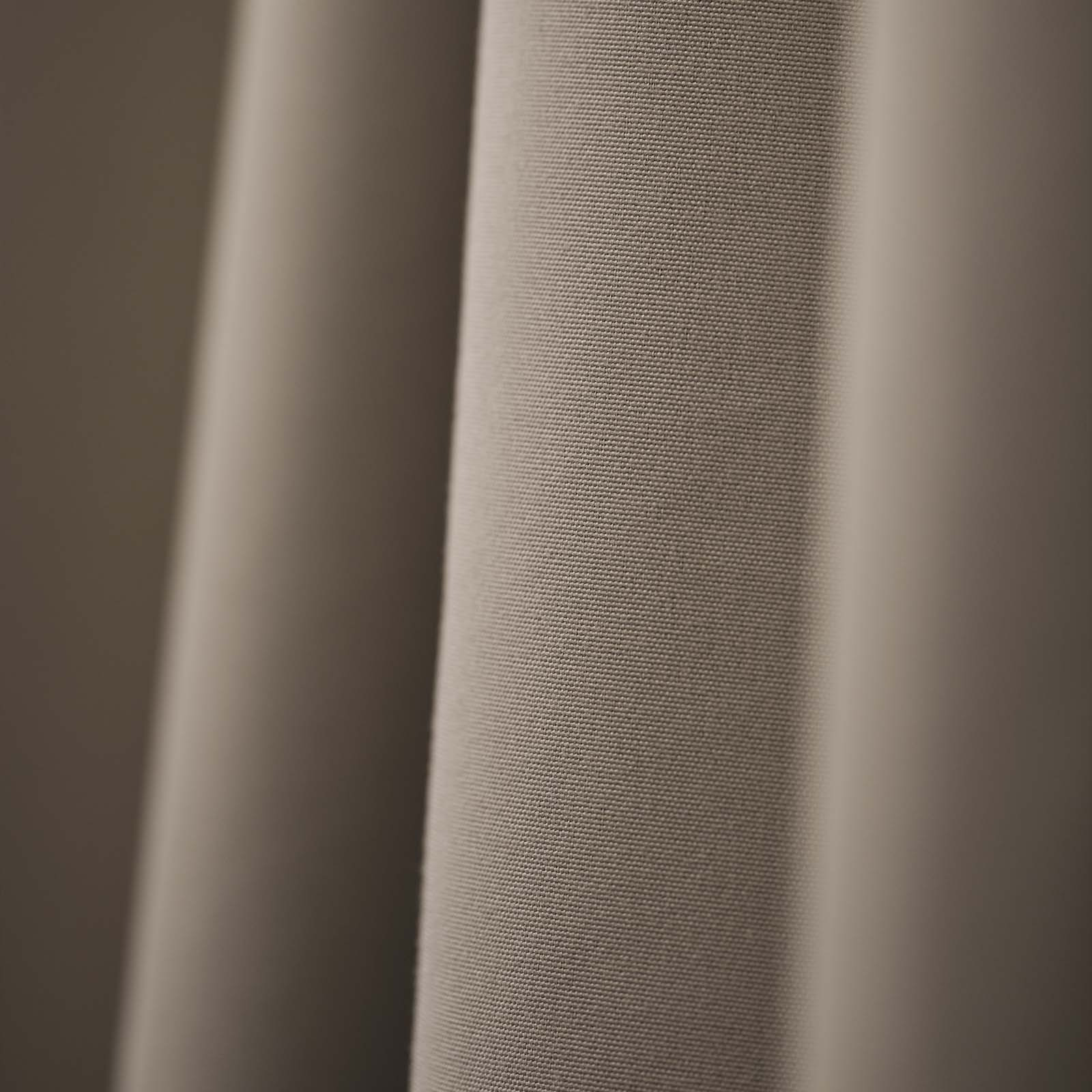 Detail štýlového závesu v béžovej farbe