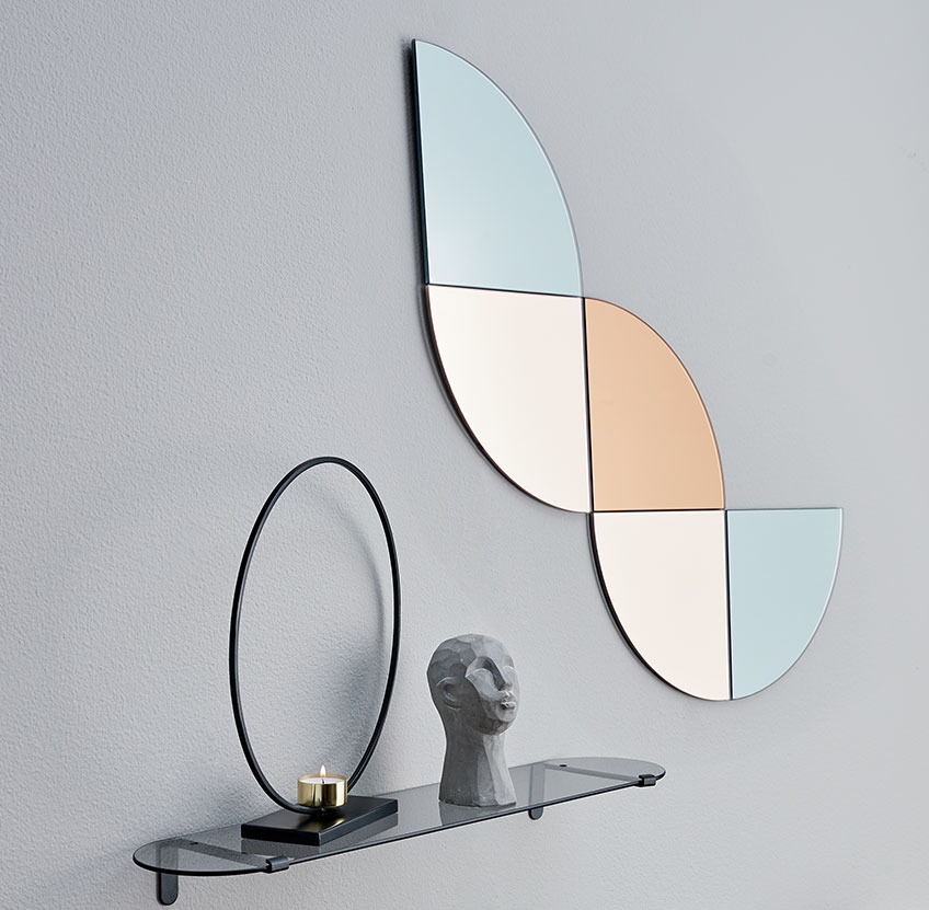 Wall with LOOK glass shelf and EFFECT mirror in grey, rose and gold mirror Wall with glass shelf and grey, rose and gold mirror