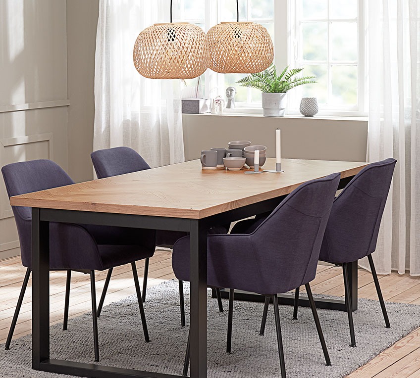 4 dining chairs with armrests at a dining table 