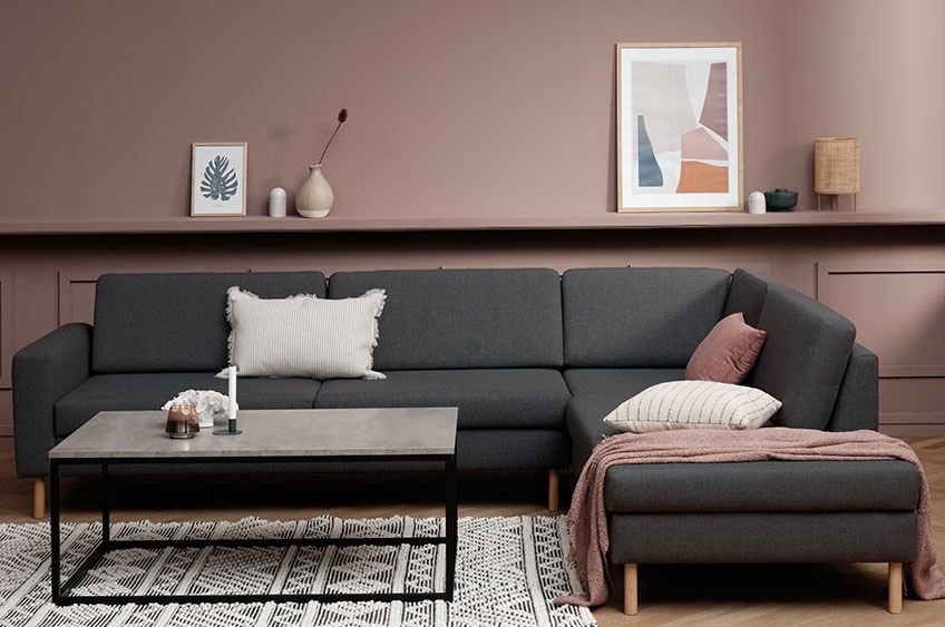 SVALBARD chaise end sofa in dark grey and DOKKEDAL coffee table Sofa with chaise end, cushions and throw in a living room