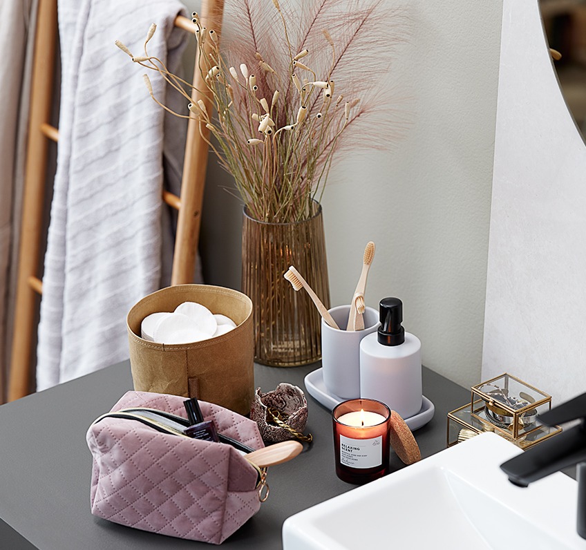 KINNA toiletry bag, TORSLANDA bathroom set and VIKEN jewellery box Scented candle, bathroom set and toiletry bag as bathroom décor