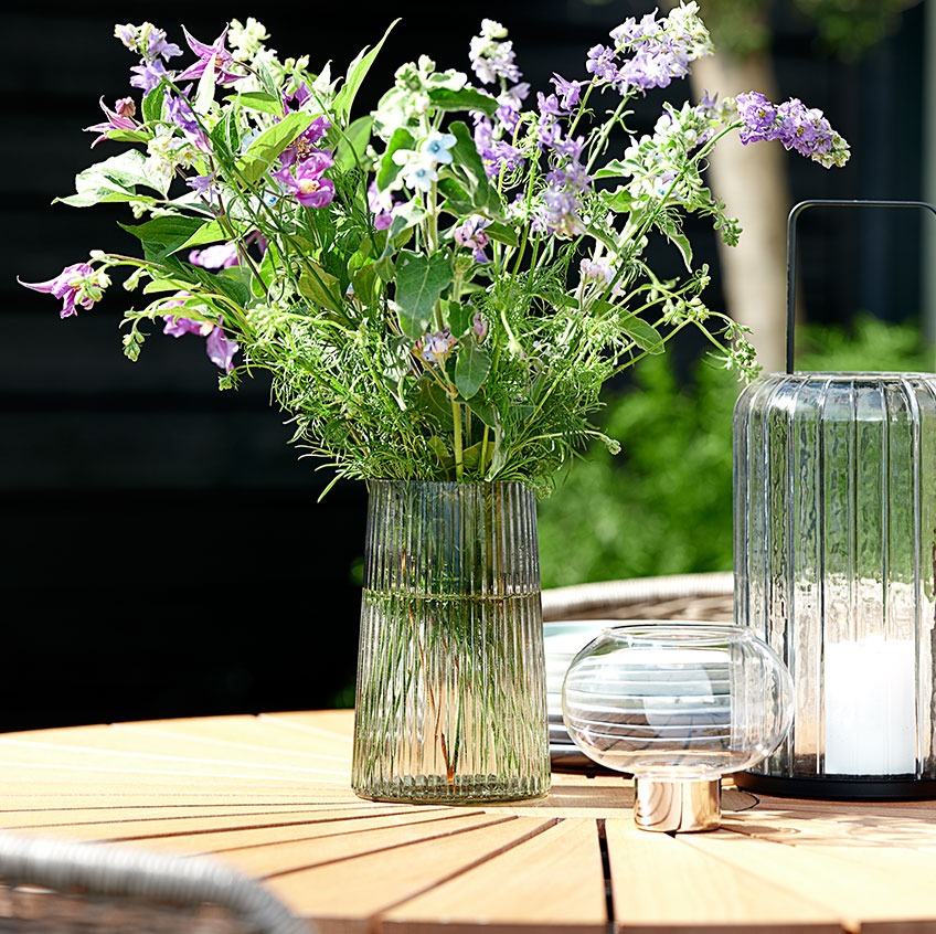 ROY vase and VILHELM lantern Glass vase and lanterns on a round garden table