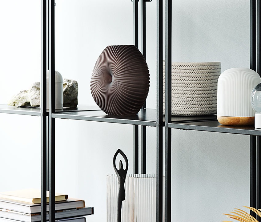 RICHARD vase on a shelf in HORBELEV bookcase Black vase on a shelf in a bookcase