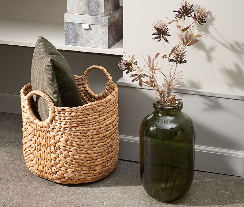 FELIX vase and ARE basket Green floor vase and a basket with a cushion