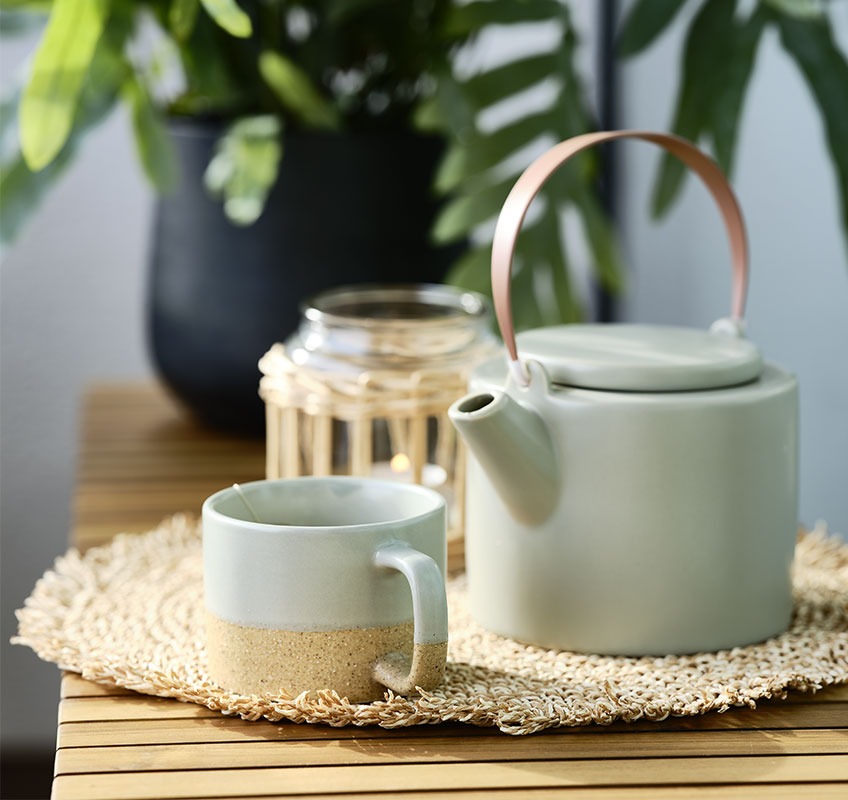 Záhradná lavica s kanvicou na čaj a hrnčekom 