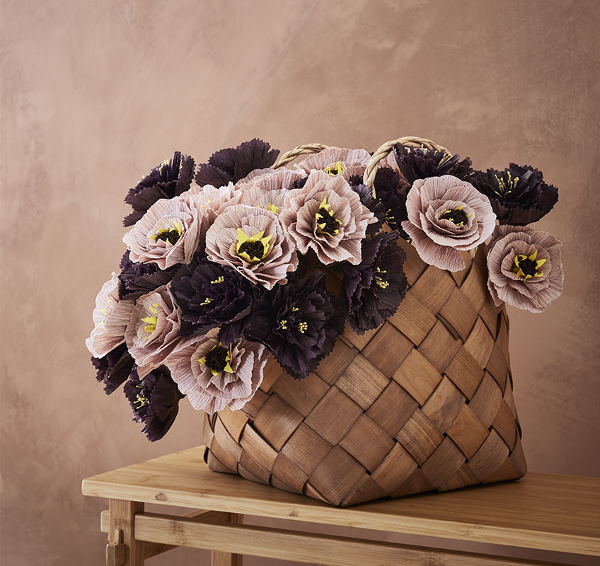 Košík naplnený umelými kvetmi