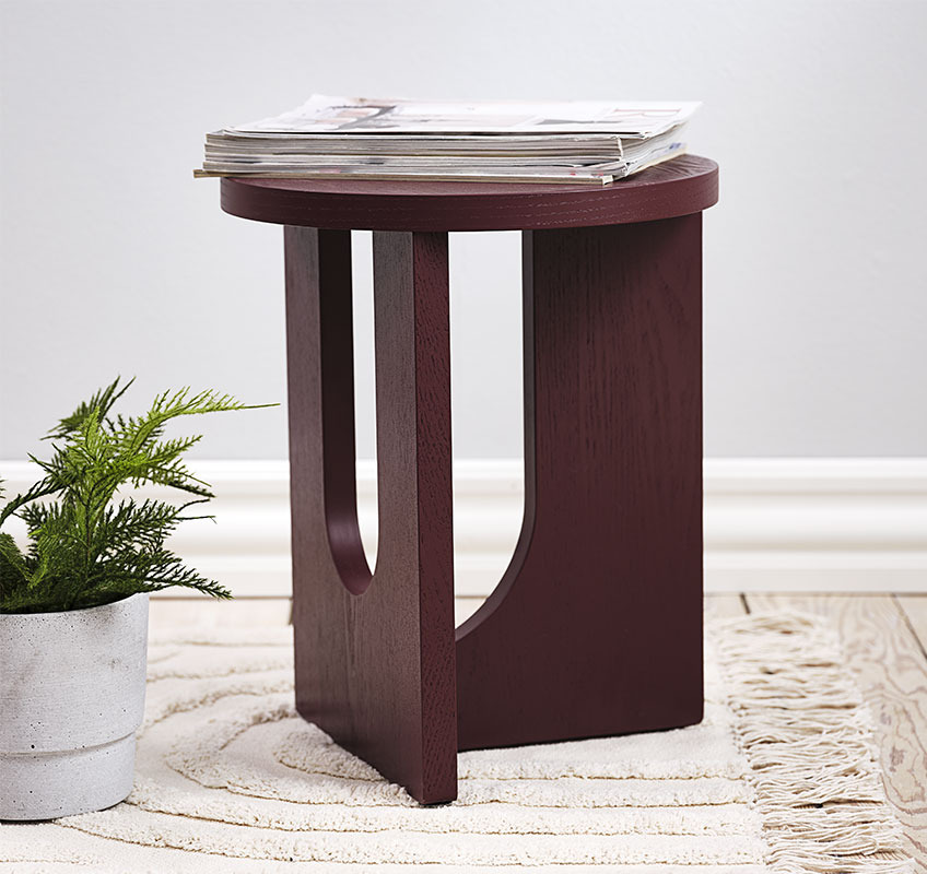 Odkladací stolík okrúhleho tvaru vo vínovej farbe