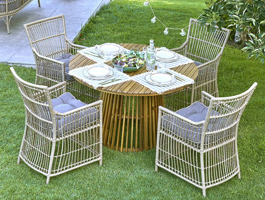 Okrúhly záhradný stôl so štyrmi záhradnými stoličkami