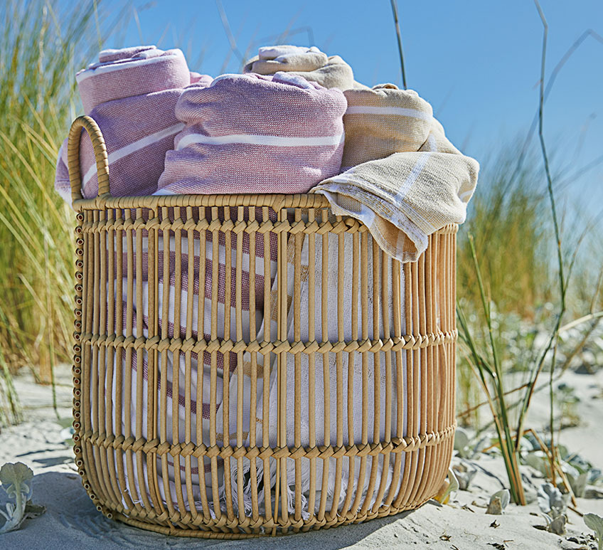 Košík s uterákmi na pláži